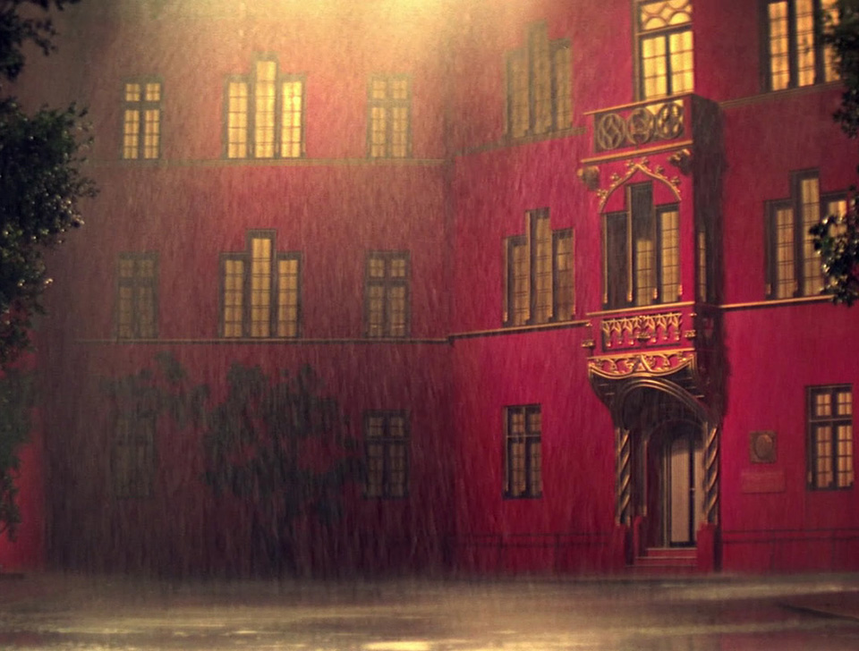 Suspiria, case tenebrose sotto la pioggia