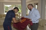 Perotti autografa la maglia che regala alla Redazione di Quaderni.jpg