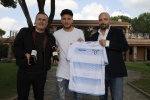 Immobile, premiato, mostra due delle 36 bottiglie del Premio Grappoli di Goal 2016.jpg